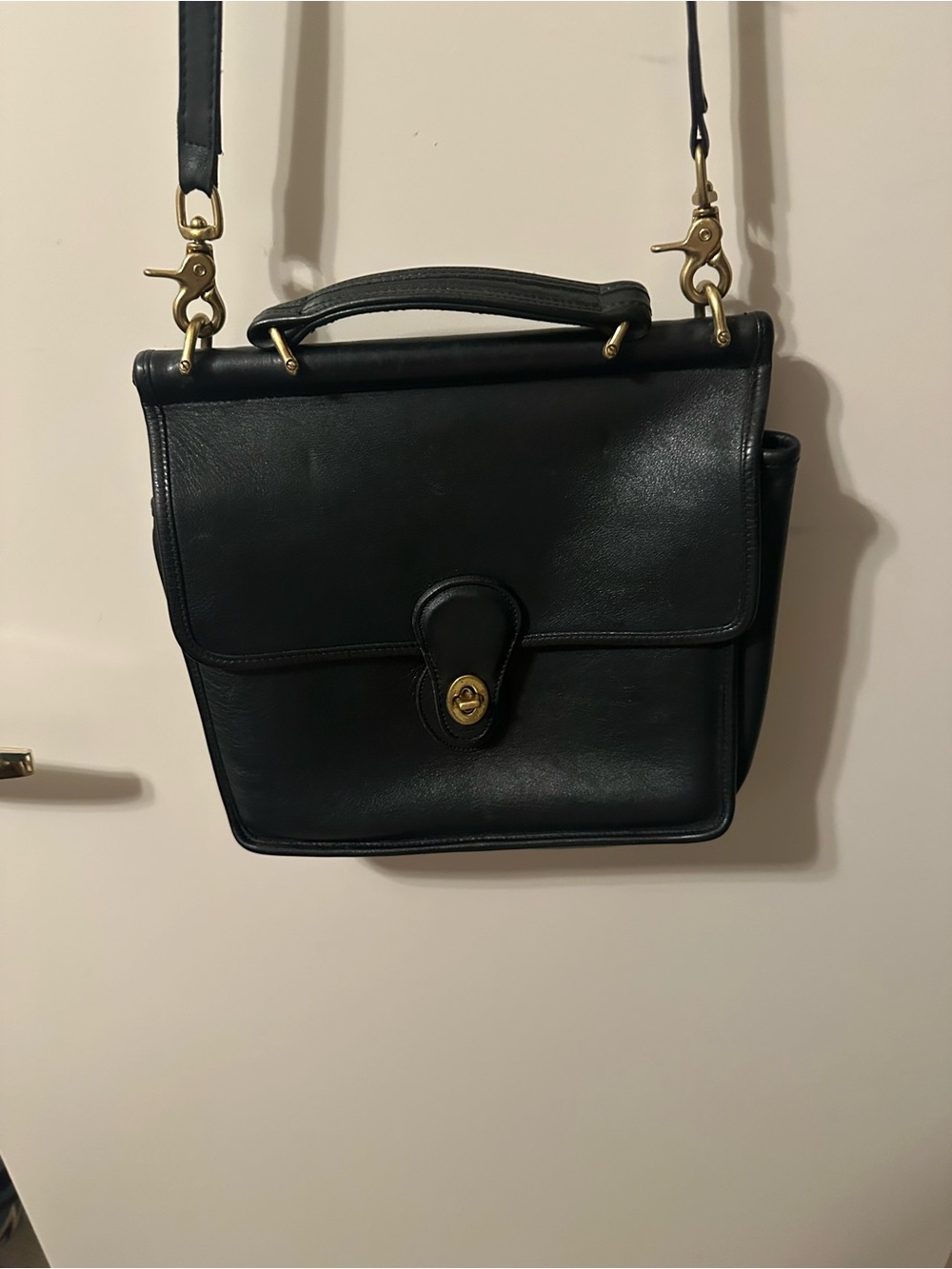 Vintage Coach Willis Midmight Blue Leather with brass accents shoulder bag! - Picture 2 of 10